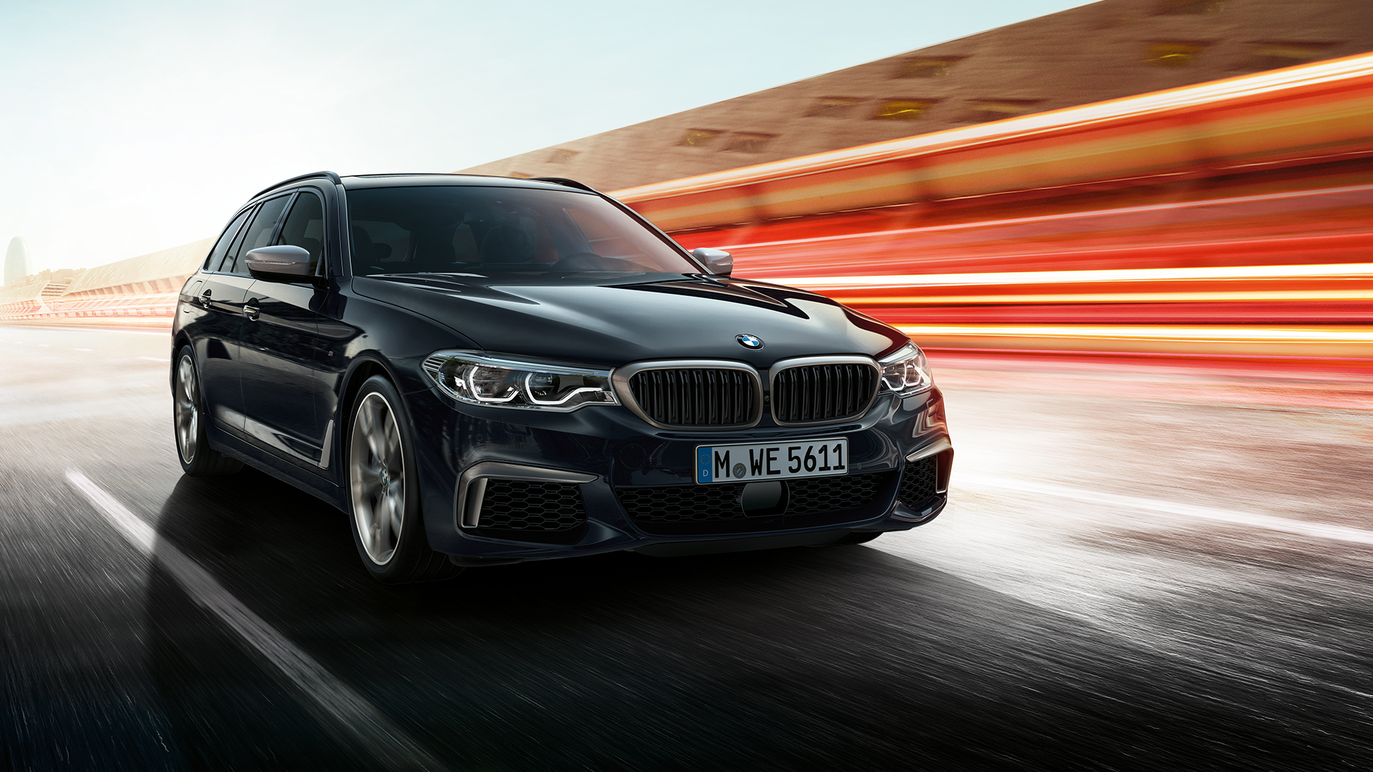 BMW neerukujuline iluvõre, BMW M550d xDrive Touring BMW neerukujuline iluvõre, BMW M550d xDrive Touring G31 toonis Azurite Black metallik, esiosa lähivaade