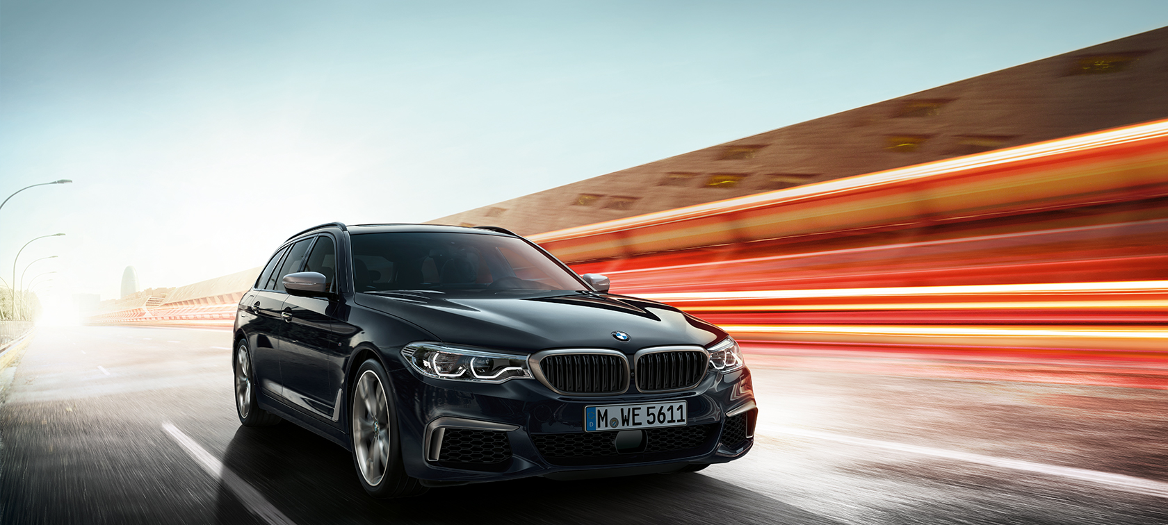 Uus BMW M550d xDrive Touring G31 toonis Azurite Black metallik, 3/4 eestvaade