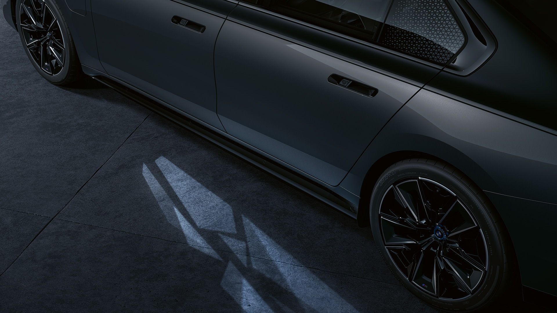 BMW M760e xDrive Sedaan G70, valguskontseptsioon BMW M760e xDrive Sedaan G70 BMW Individuali kahetooniline Black Sapphire metallik kerevärv, BMW Individuali Dravite Grey metallik, külgvaade, valguskontseptsioon, sisselülitatud tervitav valgusvaip, lähivaade