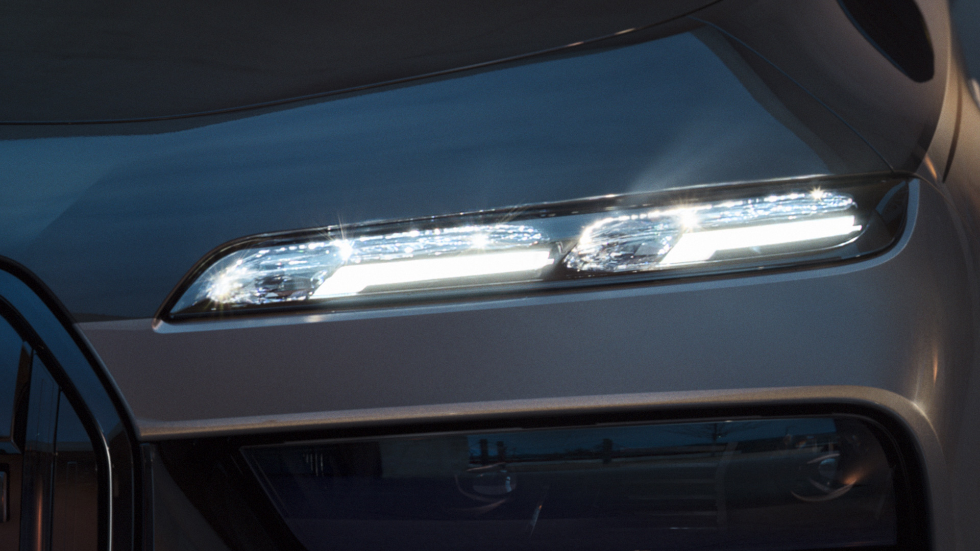 BMW M760e xDrive Sedaan G70, BMW kristallesituled „Iconic Glow“ BMW M760e xDrive Sedaan G70 BMW Individuali kahetooniline Black Sapphire metallik kerevärv, BMW Individuali Dravite Grey metallik, BMW kristallesituled „Iconic Glow“ sisse lülitatud, lähivaade