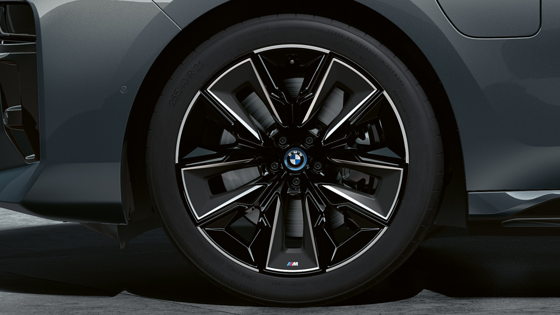 BMW M760e xDrive Sedaan G70 21-tollised M aerodünaamilised veljed 909 M Style Multicolor BMW M760e xDrive Sedaan G70, M Performance‘i pakett, BMW Individuali kahetooniline Black Sapphire metallik kerevärv, BMW Individuali Dravite Grey metallik, 21-tollised M aerodünaamilised veljed 909 M Style Multicolor