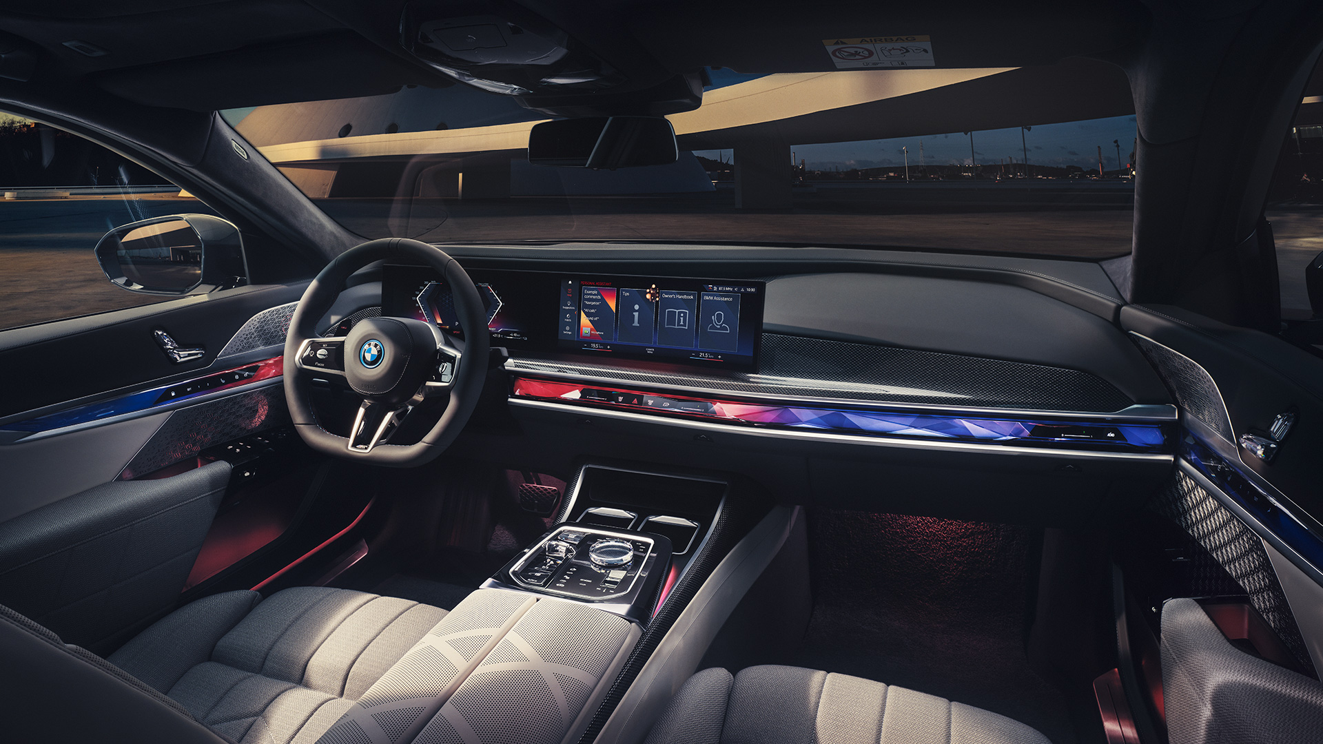 BMW M760e xDrive Sedaan G70 salong, juhikoht BMW M760e xDrive Sedaan G70 salong, juhikoht, vaade kõrvalistuja kohalt