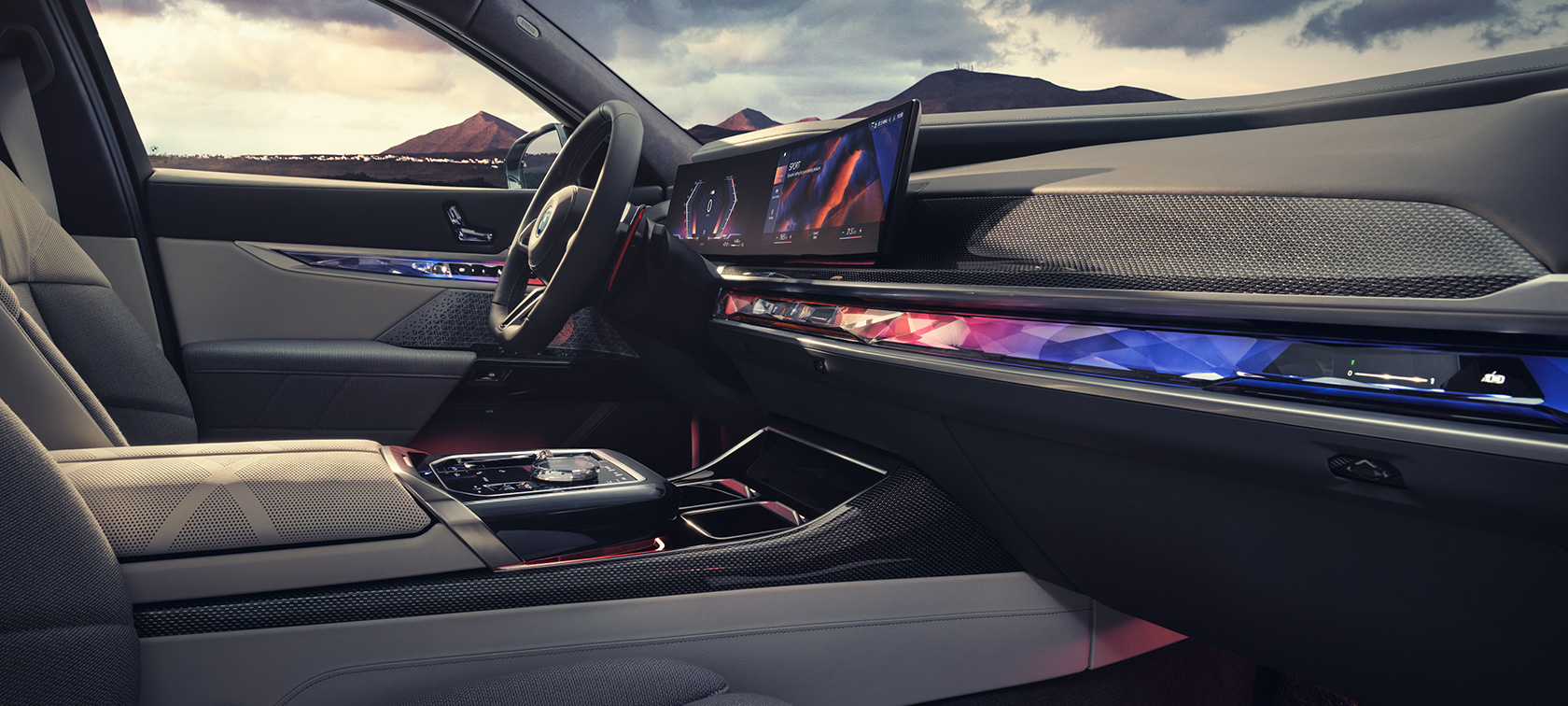 BMW M760e xDrive Sedaan G70, salong BMW M760e xDrive Sedaan G70 salong, külgvaade kõrvalistuja kohalt