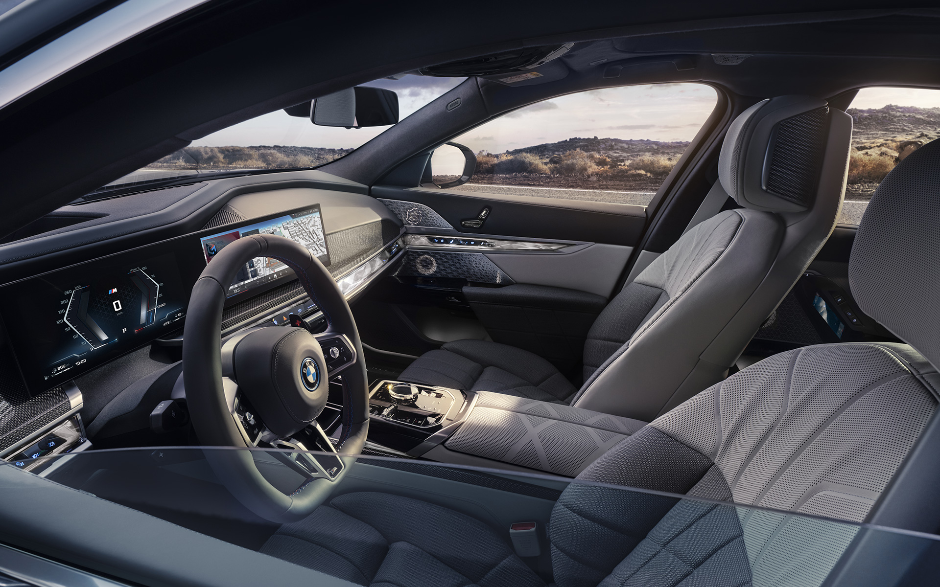 My Mode Sport, BMW M760e xDrive Sedaan G70, vaade väljast salongi läbi poolsuletud küljeklaasi