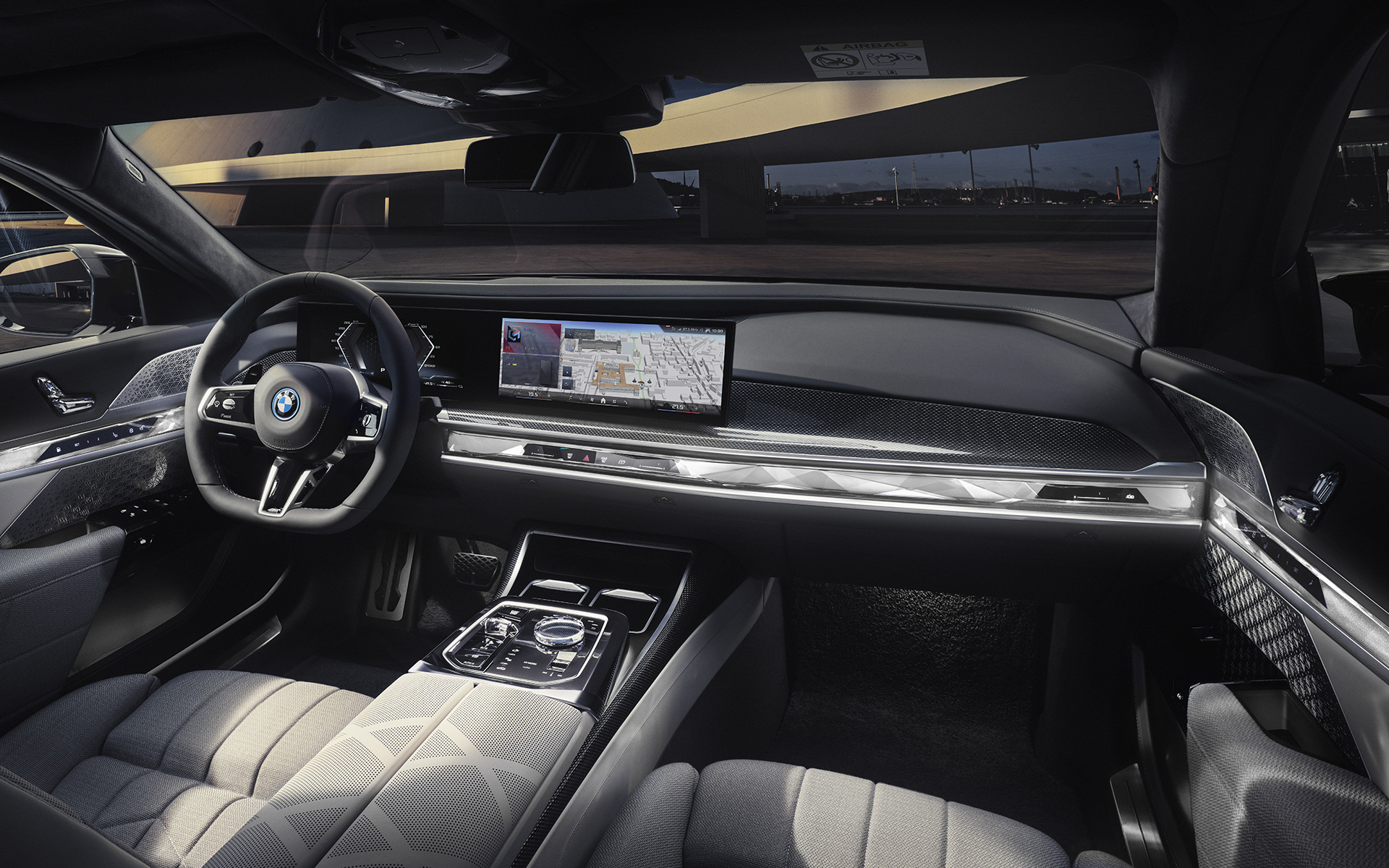 Salong, juhikoht, BMW M760e xDrive Sedaan G70, vaade kaassõitjaistmelt