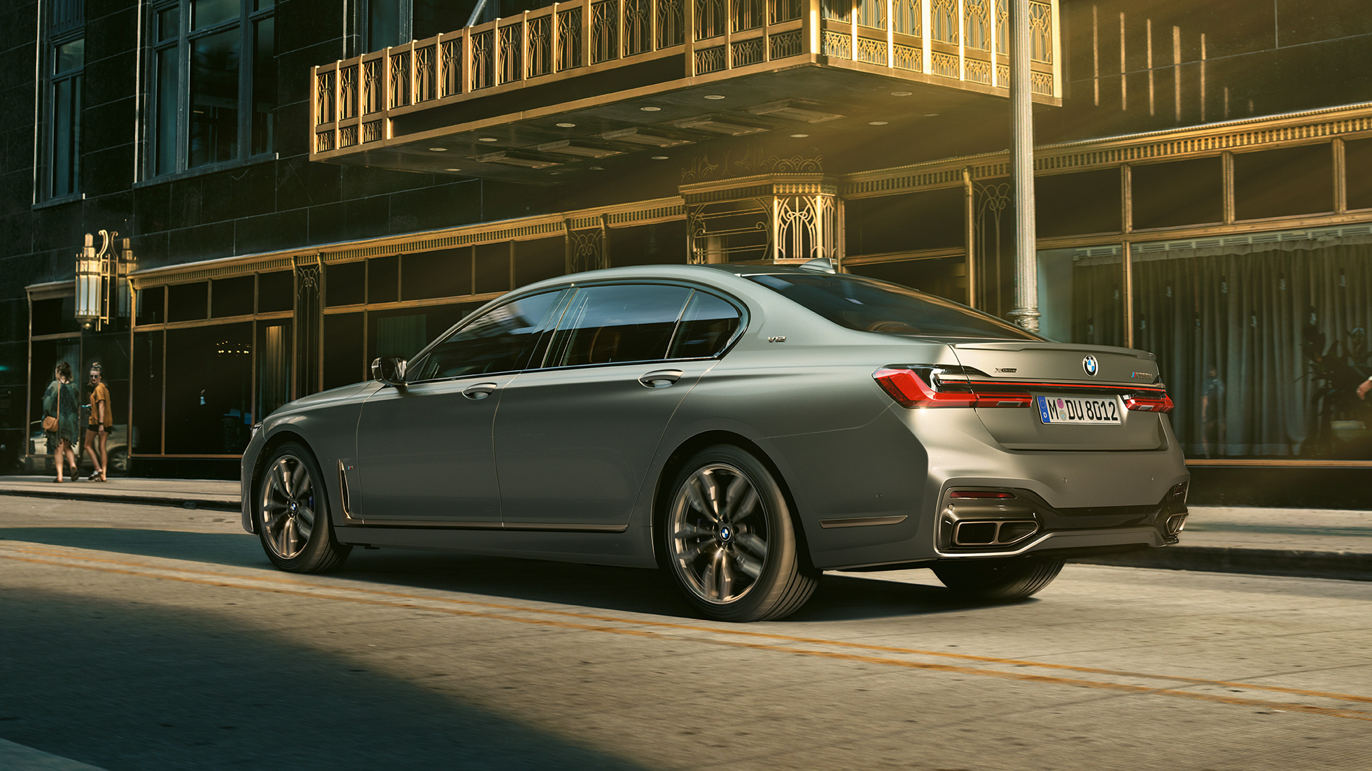 BMW M760Li xDrive Sedan V12-mootoriga BMW M760Li xDrive Sedan, tagant külgvaates linnas pilvelõhkujate taustal