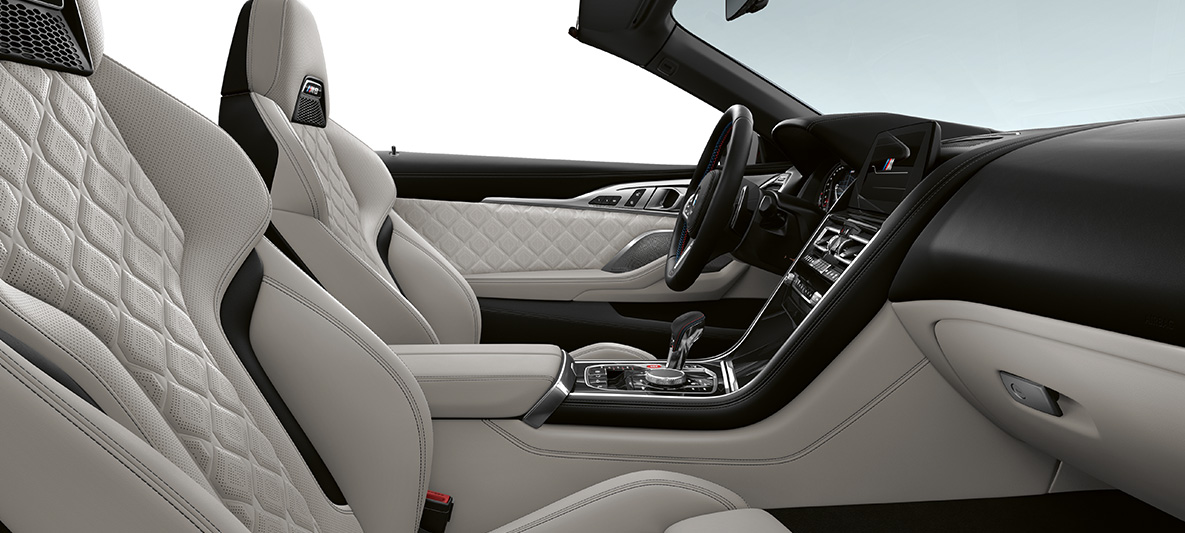 Salong peene tekstuuriga täisnahast 'Merino' | Silverstone ja BMW Individuali salongi dekoratiivliistud Piano Finish Black. BMW M8 Competition Cabrio, salong peene tekstuuriga täisnahast 'Merino' | Silverstone ja BMW Individuali salongi dekoratiivliistud Piano Finish Black.