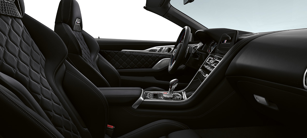 Salong peene tekstuuriga täisnahast 'Merino'| Black ja BMW Individuali salongi dekoratiivliistud Piano Finish Black. BMW M8 Competition Cabrio, salong peene tekstuuriga täisnahast 'Merino' | Black ja BMW Individuali salongi dekoratiivliistud Piano Finish Black.