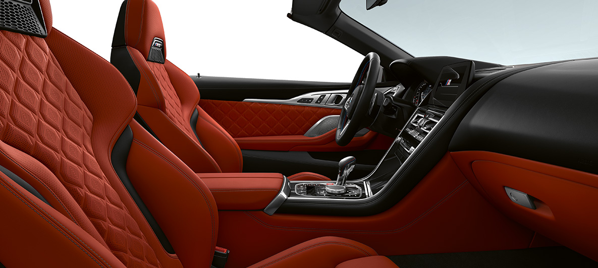 Salong peene tekstuuriga täisnahast 'Merino'| Sakhir Orange ja BMW Individuali salongi dekoratiivliistud Piano Finish Black. BMW M8 Competition Cabrio, salong peene tekstuuriga täisnahast 'Merino' | Sakhir Orange ja BMW Individuali salongi dekoratiivliistud Piano Finish Black.
