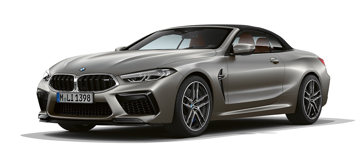 BMW M8 Competition Cabrio, kolm neljandikku külgvaade eest. BMW M8 Cabrio toonis Frozen Dark Silver, kolm neljandikku külgvaade eest.