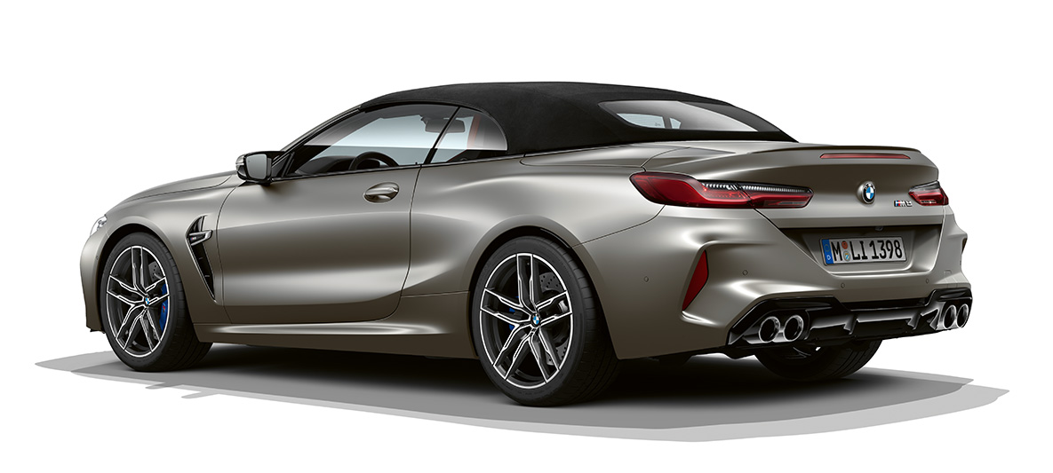 BMW M8 Competition Cabrio, kolm neljandikku külgvaade tagant. BMW M8 Cabrio toonis Frozen Dark Silver, kolm neljandikku külgvaade tagant.