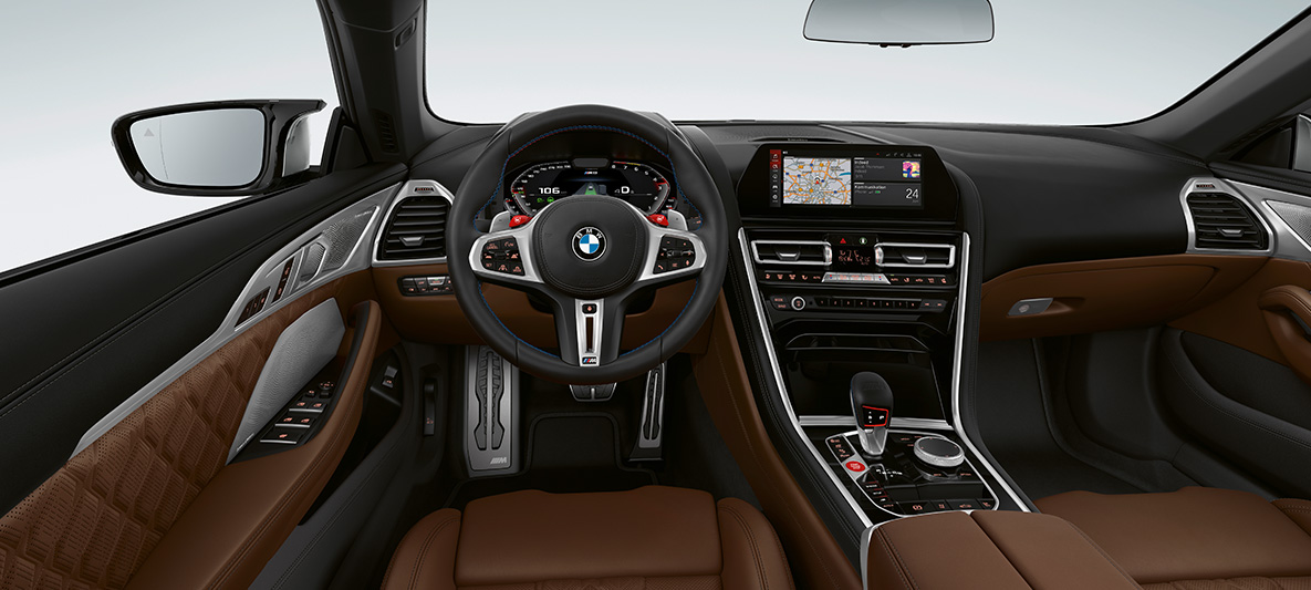 BMW M8 Cabrio, juhikoht. BMW M8 Cabrio, juhikoht koos punaste M1/M2 lülititega nahkkattega M-rooliga.