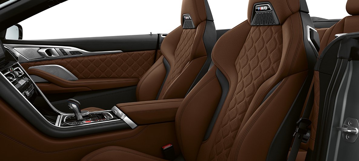 M-embleemiga M-sportistmed. BMW M8 Cabrio salong, peene tekstuuriga täisnahast 'Merino' Taruma Brown M-sportistmed.