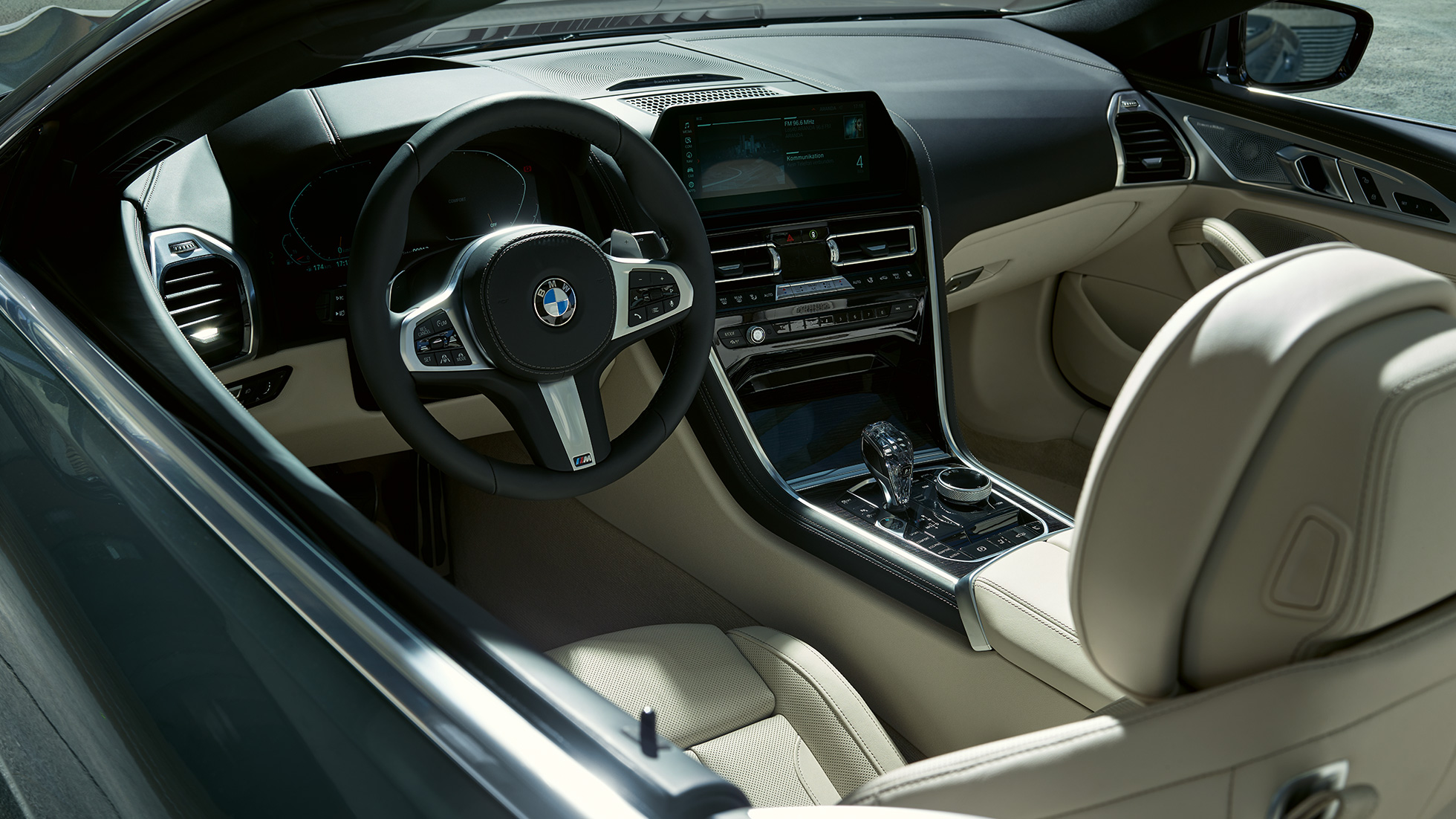 BMW M850i xDrive Cabrio, juhikoht. BMW M850i xDrive Cabrio toonis Dravit Grey metallik, avatud pehme katusega, juhikoht koos nahkkattega M-rooliga.