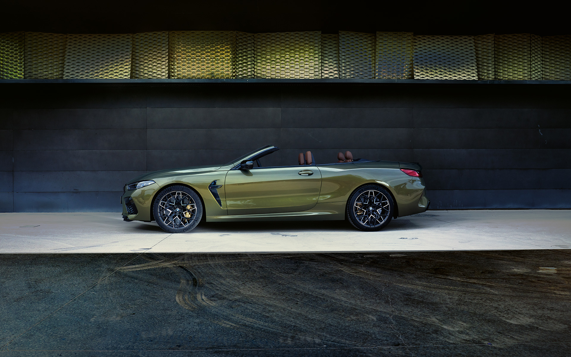 BMW M8 Competition Cabrio F91 LCI Facelift 2022 BMW Individual Brass metallik kolm neljandikku külgvaade laval