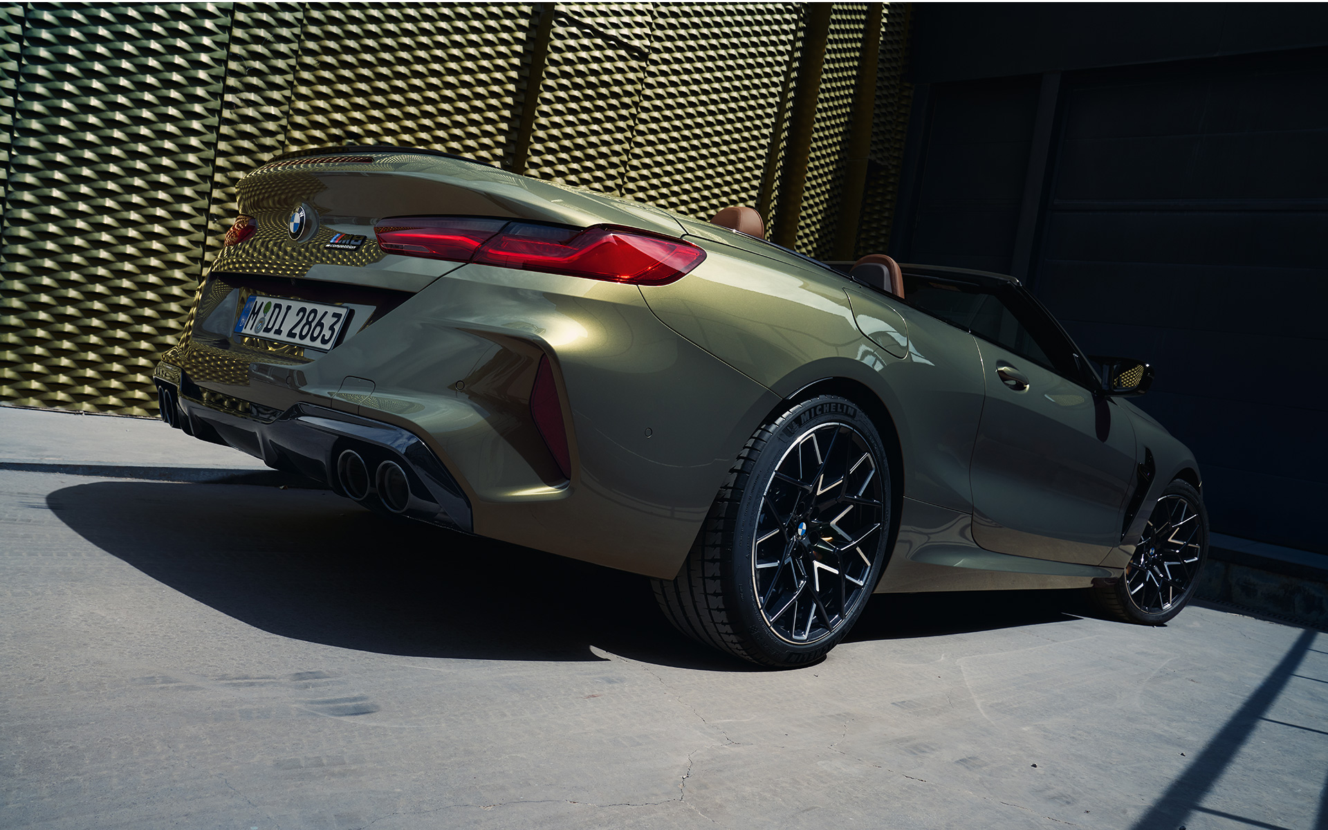 BMW M8 Competition Cabrio F91 LCI Facelift 2022 BMW Individual Brass metallik kolm neljandikku tagantvaade, madala nurga võte