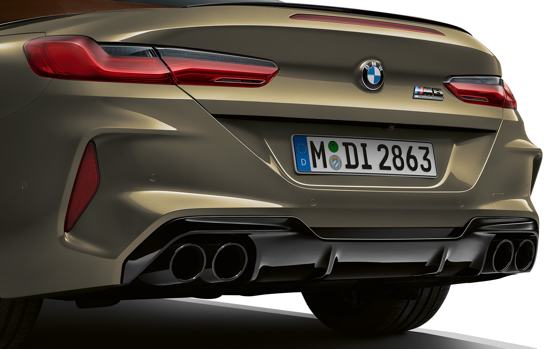 BMW M8 Competition Cabrio F91 LCI Facelift 2022 BMW Individual Brass metallik tagaosa lähivaade