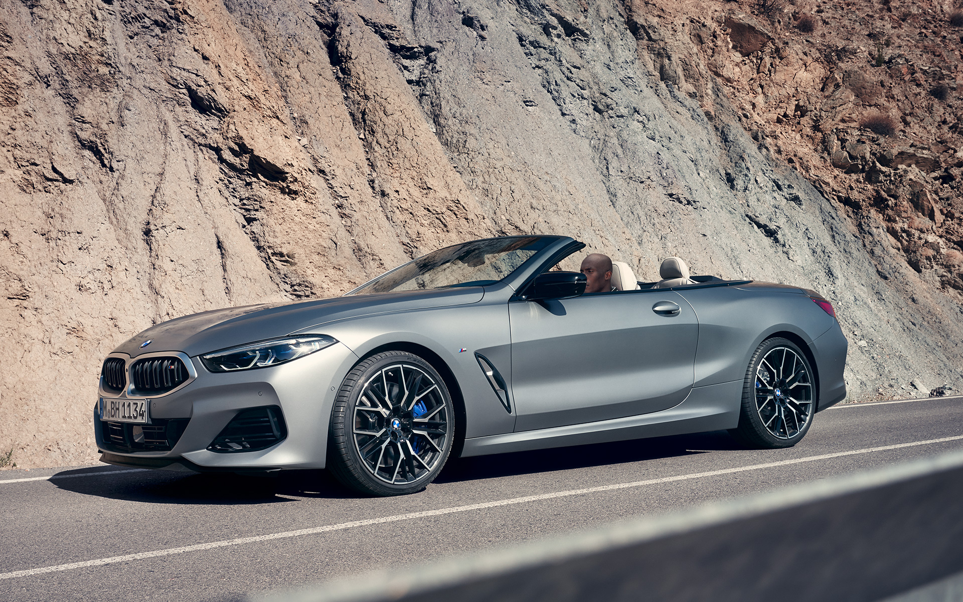 BMW M850i xDrive Cabrio G14 LCI Facelift 2022 BMW Individual Frozen Pure Grey metallik kolm neljandikku eestvaade sõites kalju ees