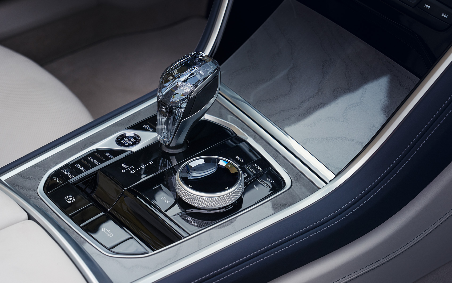 BMW M850i xDrive Cabrio G14 LCI Facelift 2022 käiguvalits 'CraftedClarity' klaasidetailidega, lähivaade