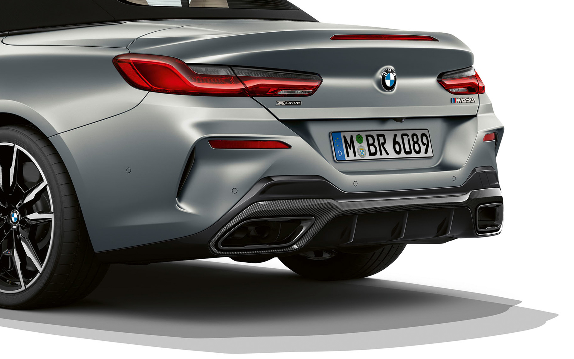 BMW M850i xDrive Cabrio G14 LCI Facelift 2022 BMW Individual Frozen Pure Grey metallik kolm neljandikku tagantvaade, tagaspoiler, lähivaade