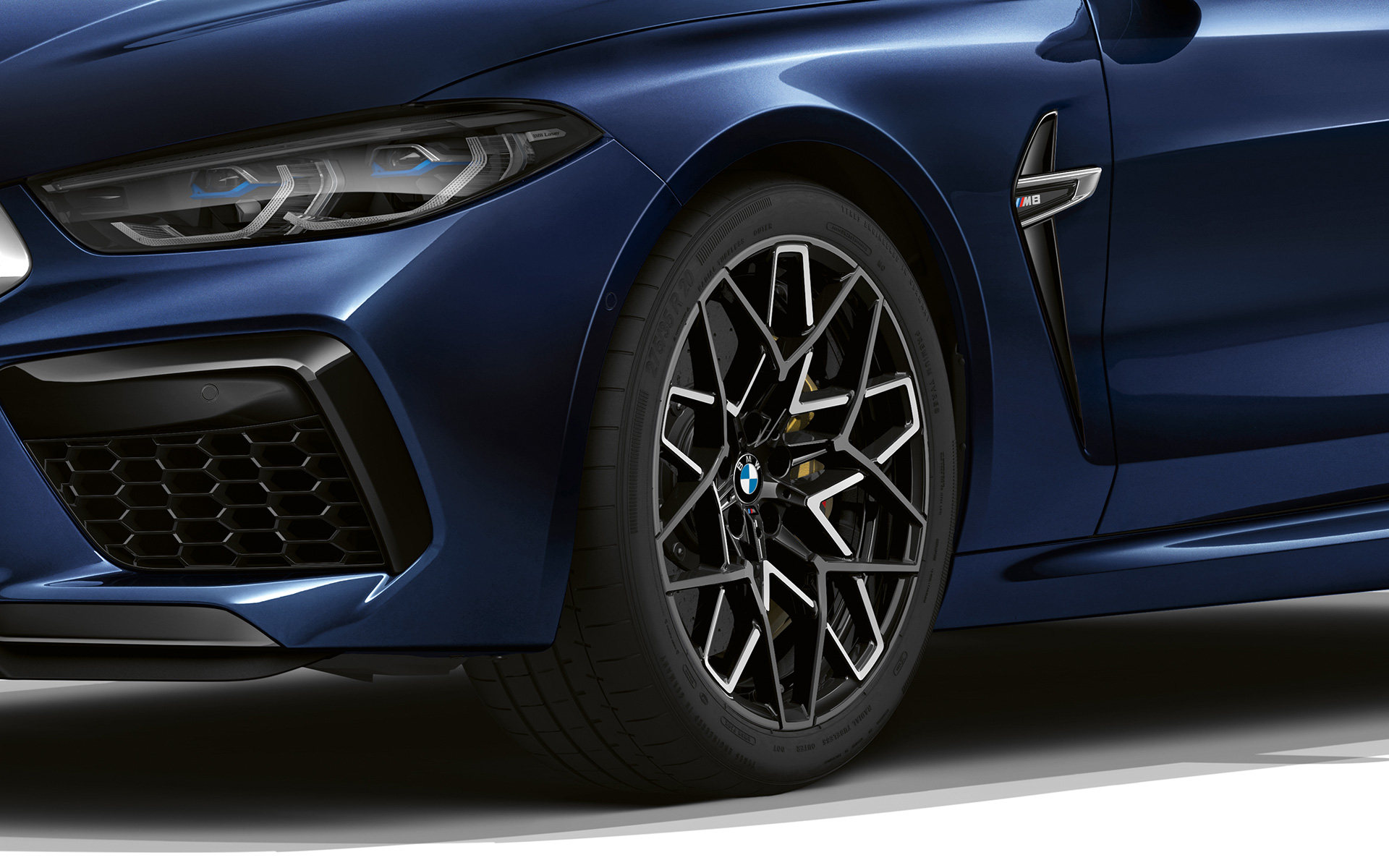 BMW M8 Cabrio F91 LCI Facelift 2022 BMW Individual Tanzanite Blue metallik 20-tollised M-kergmetallveljed Star-spoke 813 M Bicolor, lähivaade