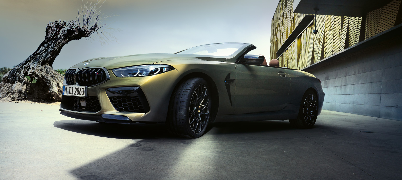 BMW M8 Competition Cabrio F91 LCI Facelift 2022 BMW Individual Brass metallik kolm neljandikku eestvaade, madala nurga võte