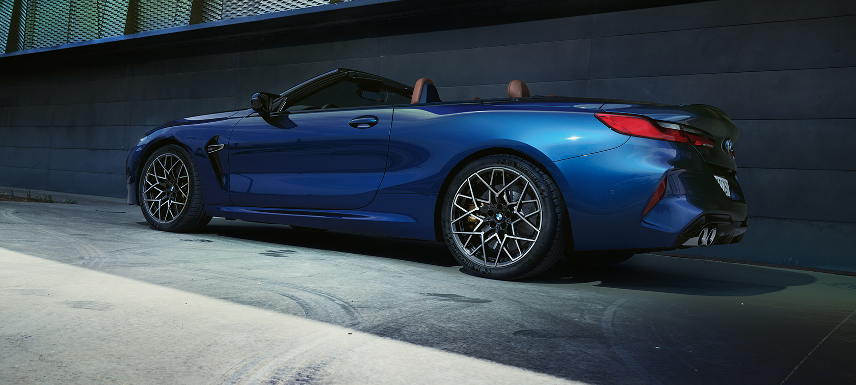 BMW M8 Cabrio F91 LCI Facelift 2022 BMW Individual Tanzanite Blue metallik kolm neljandikku tagantvaade