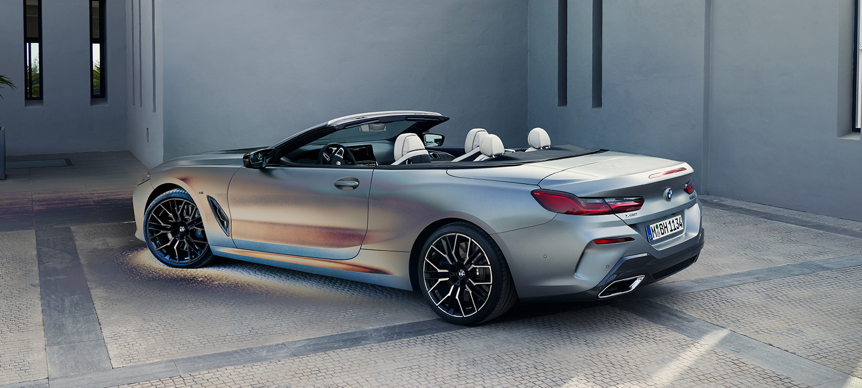 BMW M850i xDrive Cabrio G14 LCI Facelift 2022 BMW Individual Frozen Pure Grey metallik kolm neljandikku tagantvaade seistes