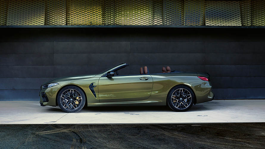 BMW M8 Competition Cabrio F91 LCI Facelift 2022 tehnilised andmed BMW M8 Competition Cabrio F91 LCI Facelift 2022 BMW Individual Brass külgvaade laval