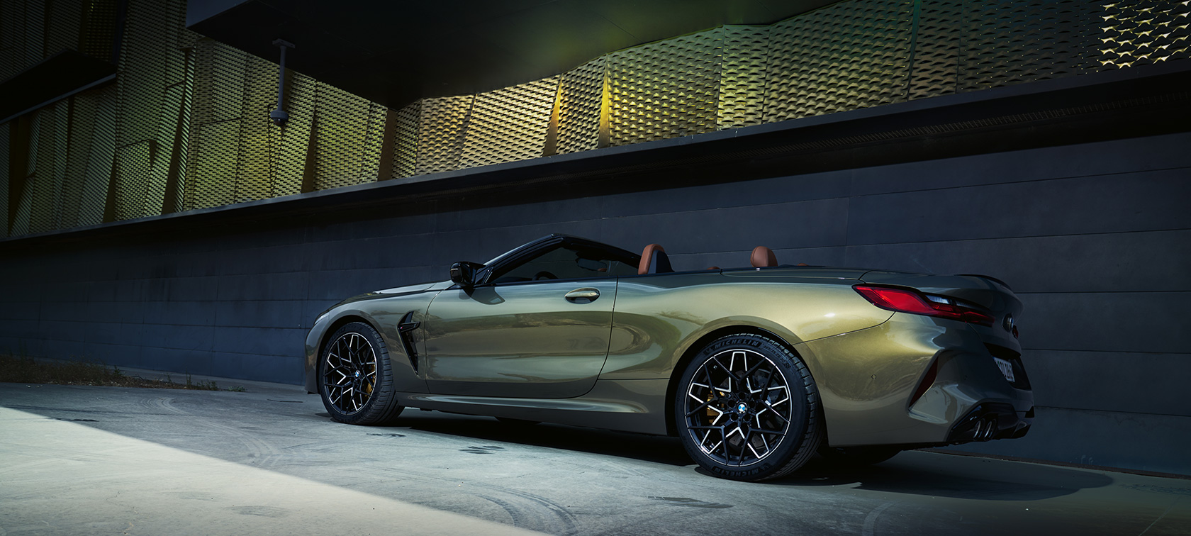 BMW M8 Competition Cabrio F91 LCI Facelift 2022 BMW Individual Brass metallik kolm neljandikku külgvaade seina ees seistes