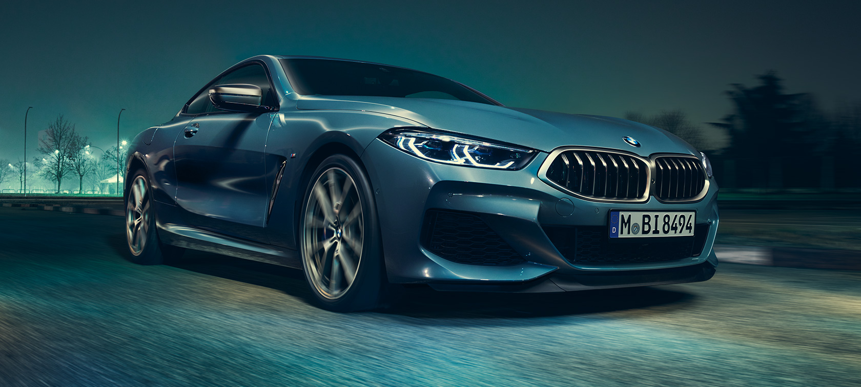 BMW M850i xDrive Coupé, kolm neljandikku eestvaade. BMW M850i xDrive Coupé toonis Barcelona Blue metallik, kolm neljandikku eestvaade sõites.