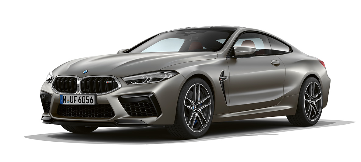 BMW M8 Coupé, kolm neljandikku külgvaade eest. BMW M8 Coupé toonis Frozen Dark Silver, kolm neljandikku külgvaade koos esiosaga.