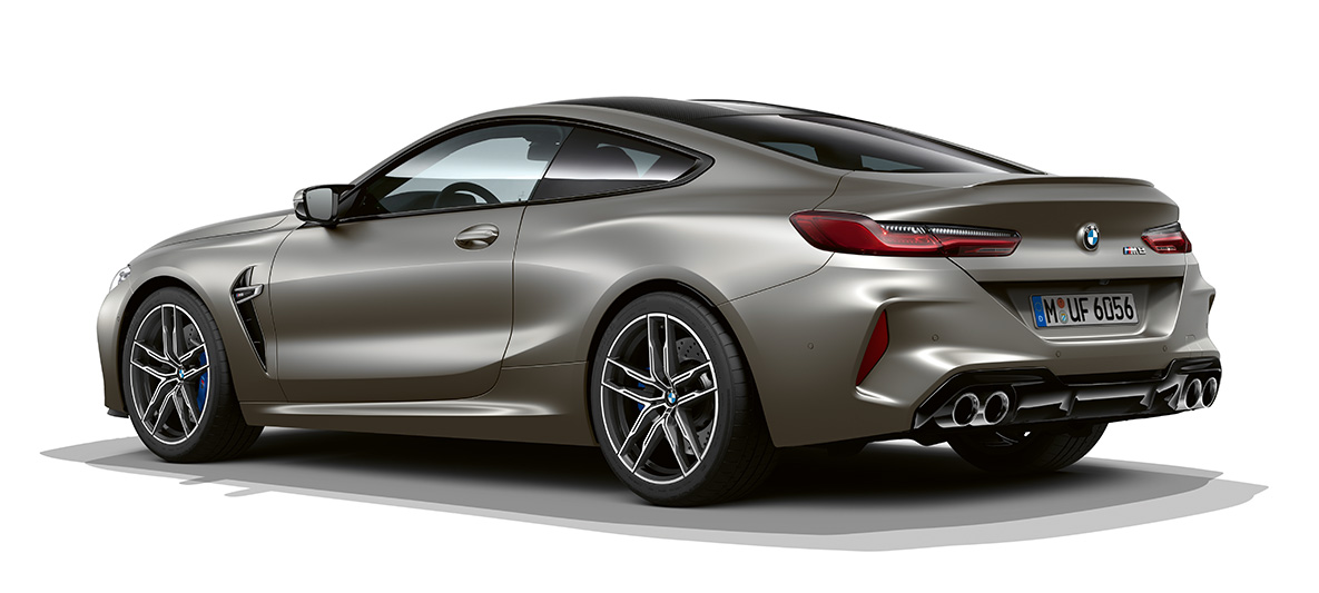 BMW M8 Coupé, kolm neljandikku külgvaade tagant. BMW M8 Coupé toonis Frozen Dark Silver, kolm neljandikku külgvaade tagant.