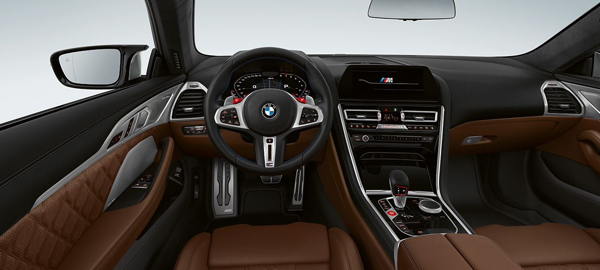 BMW M8 Coupé, juhikoht. BMW M8 Coupé, nahkkattega M-rooliga, punaste M1/M2 lülititega juhikoht.