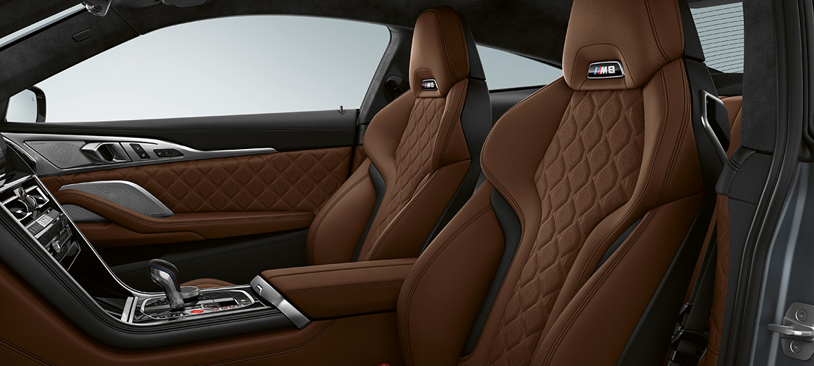 M Sport istmed M-embleemiga. BMW M8 Coupé salong, peene tekstuuriga täisnahast 'Merino' Taruma Brown M Sport istmed.