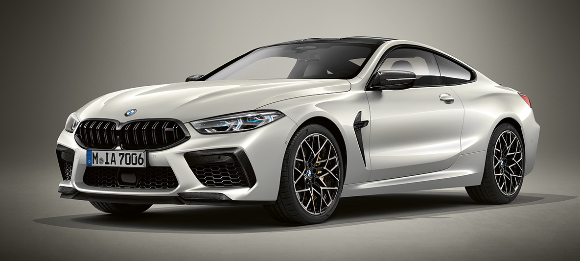 BMW Individual M8 Coupé toonis BMW Individual Brilliant White metallik. BMW Individual M8 Coupé toonis BMW Individual Brilliant White metallik, kolm neljandikku eestvaade.