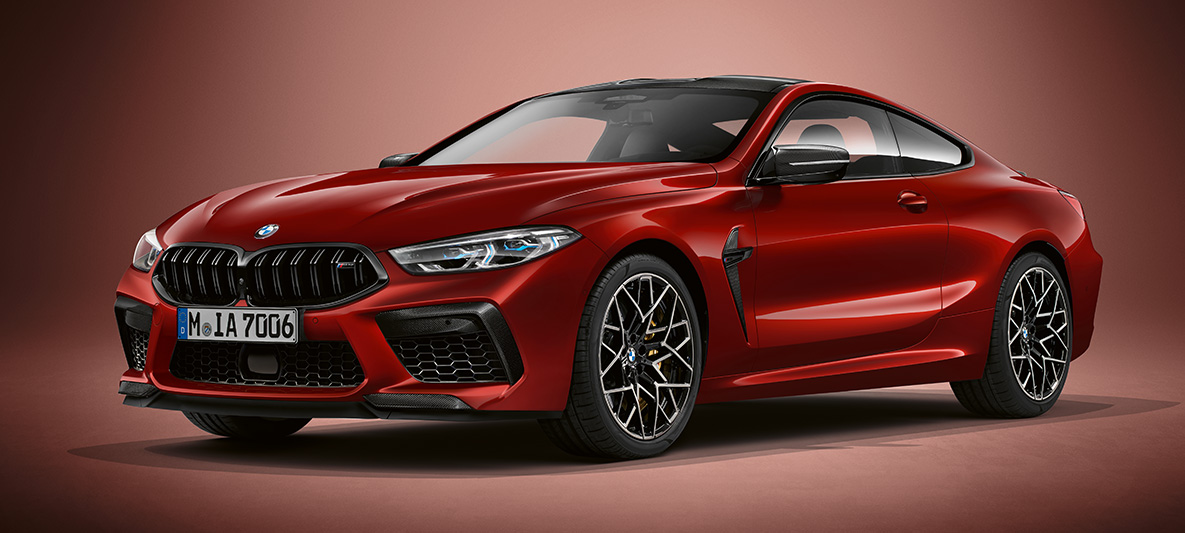 BMW Individual M8 Coupé toonis BMW Individual Aventurine Red metallik. BMW Individual M8 Coupé toonis BMW Individual Aventurine Red metallik, kolm neljandikku eestvaade.