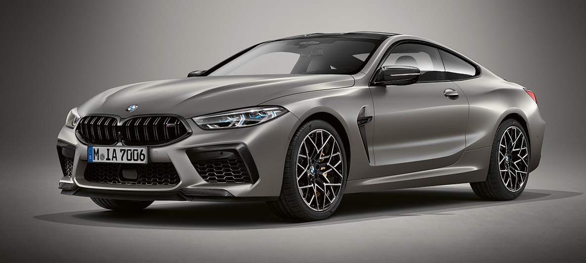 BMW Individual M8 Coupé toonis BMW Individual Frozen Dark Silver metallik. BMW Individual M8 Coupé toonis BMW Individual Frozen Dark Silver metallik, kolm neljandikku eestvaade.