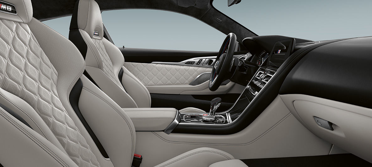 Peene tekstuuriga täisnahast 'Merino' | Silverstone salong ja BMW Individuali salongiviimistlus Piano Finish Black. BMW Individual M8 Coupé, peene tekstuuriga täisnahast 'Merino' | Silverstone salong ja BMW Individuali salongiviimistlus Piano Finish Black.