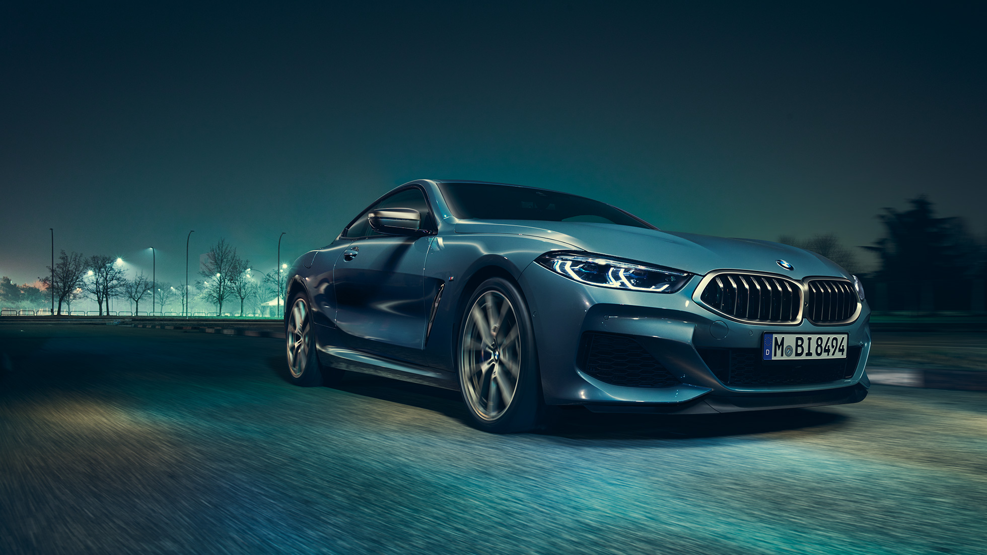 BMW M850i xDrive Coupé, kolm neljandikku eestvaade vasakult. BMW M850i xDrive Coupé toonis Barcelona Blue metallik, kolm neljandikku eestvaade vasakult, sõitmas öösel.