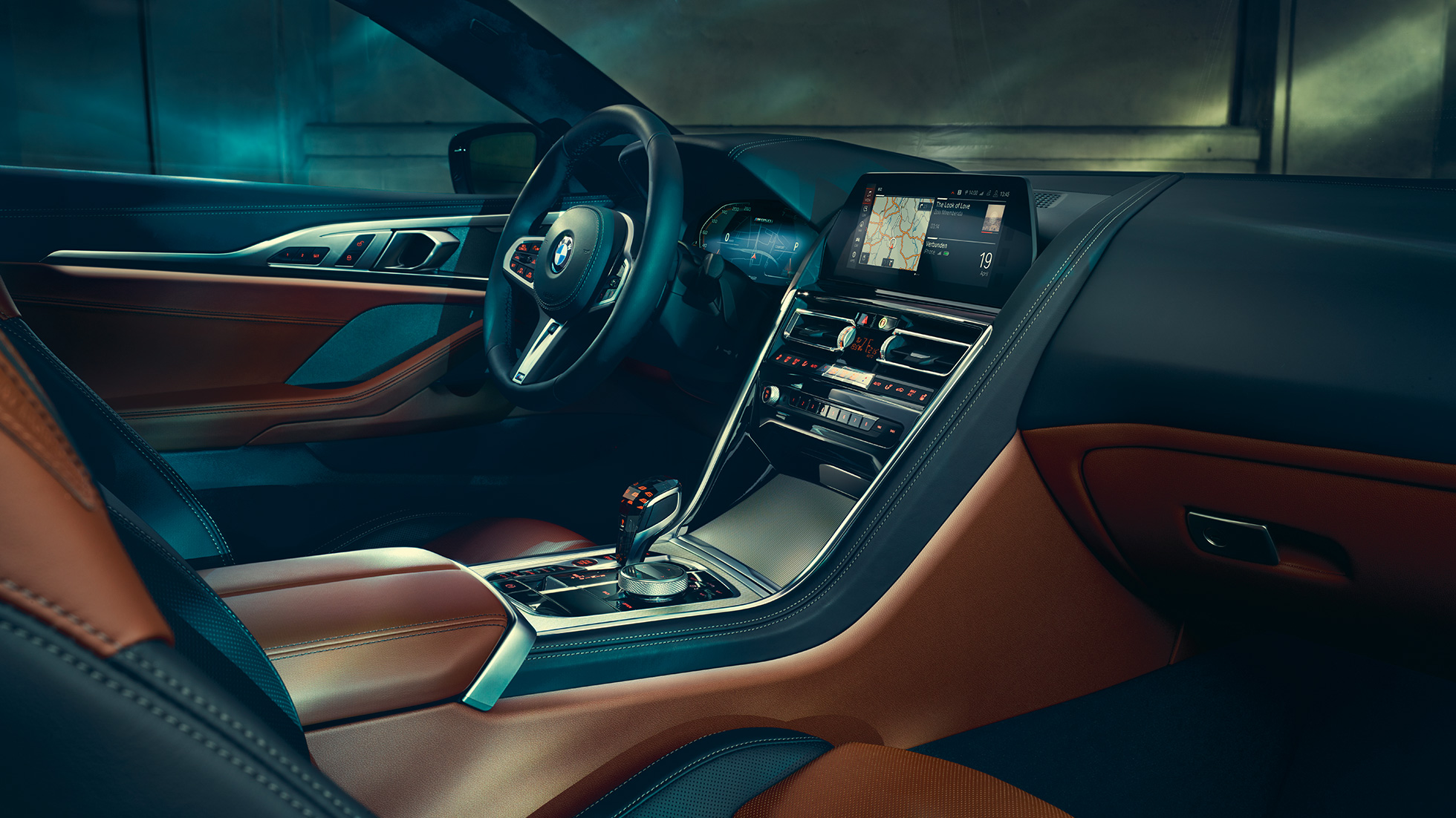 BMW M850i xDrive Coupé, juhikoht. BMW M850i xDrive Coupé, BMW Live Cockpit Professional ja nahkkattega M-rooliga juhikoht.