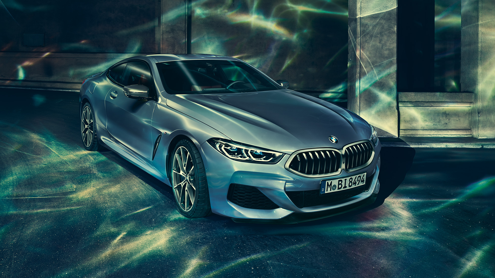 BMW M850i xDrive Coupé, kolm neljandikku eestvaade vasakult. BMW M850i xDrive Coupé toonis Barcelona Blue metallik, kolm neljandikku eestvaade vasakult, seismas hoone ees.