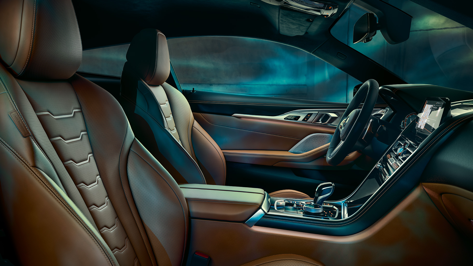 BMW M850i xDrive Coupé, salong. BMW M850i xDrive Coupé, salong multifunktsionaalsete BMW Individuali laiendatud nahkpolstriga istmetega 'Merino' Tartufo/Black.
