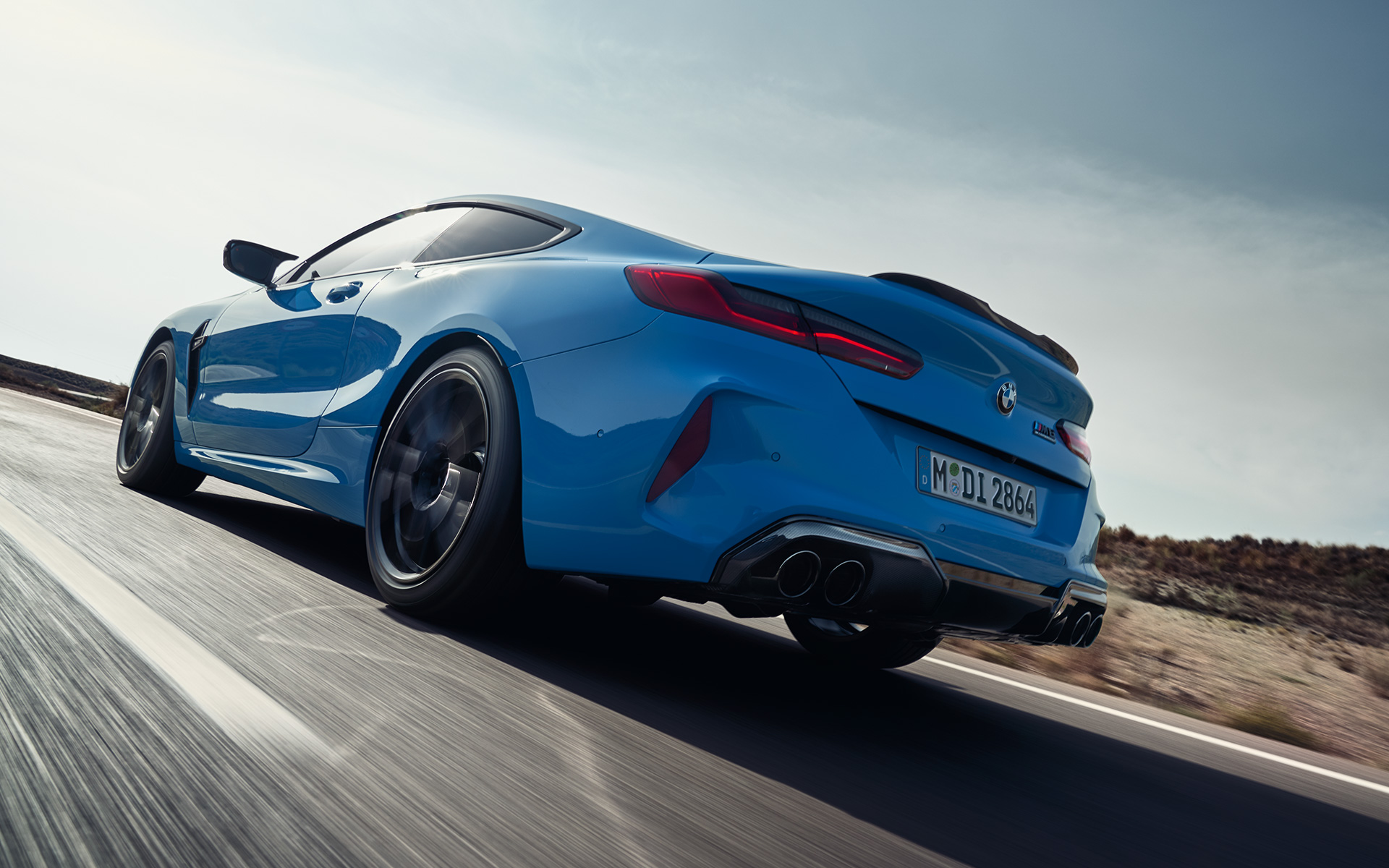 BMW M8 Competition Coupé F92 LCI Facelift 2022 Daytona Beach Blue uni kolm neljandikku tagantvaade maanteel sõites