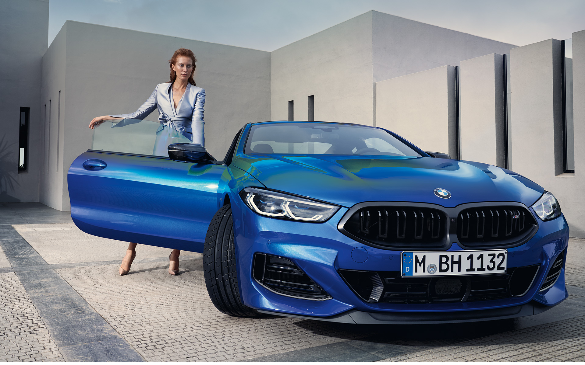 BMW M850i xDrive Coupé G15 LCI Facelift 2022 M Portimao Blue metallik eestvaade seisva naismodelliga avatud esiukse juures