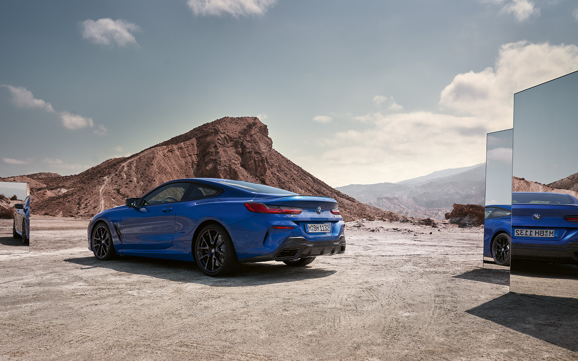 BMW M850i xDrive Coupé G15 LCI Facelift 2022 M Portimao Blue metallik tagantvaade peeglitega