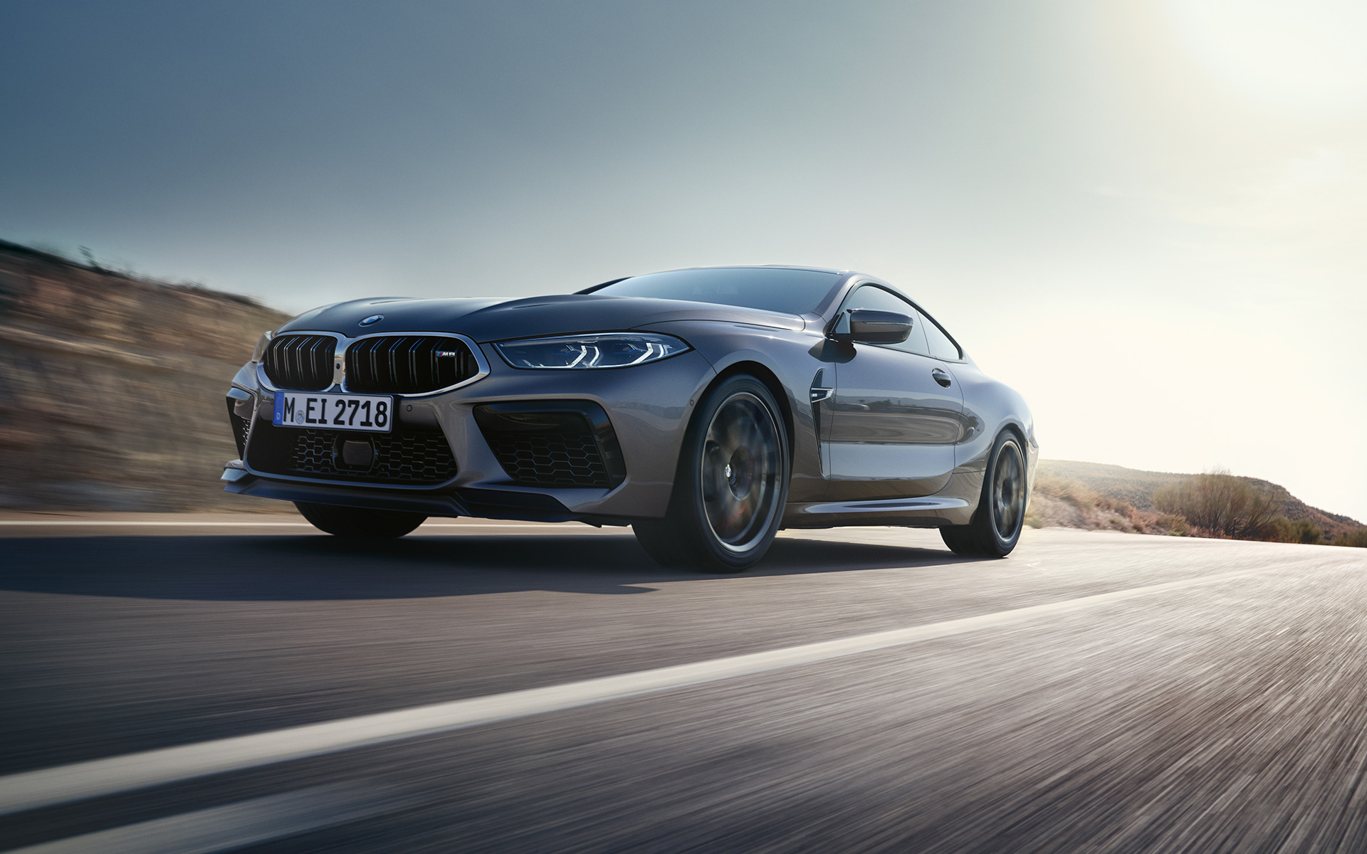 BMW M8 Coupé F92 LCI Facelift 2022 Skyscraper Grey metallik, sõites maanteel, kolm neljandikku eestvaade, madala nurga võte