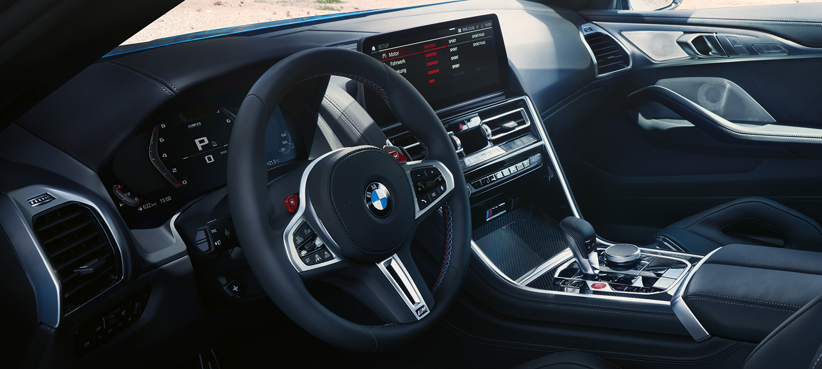 BMW M8 Competition Coupé F92 LCI Facelift 2022 juhikoht, keskpaneeli ekraan, nahkkattega M-rool