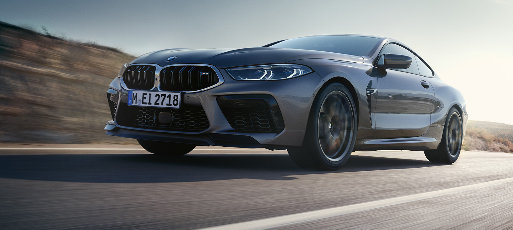 BMW M8 Coupé F92 LCI Facelift 2022 Skyscraper Grey metallik kolm neljandikku külgvaade, madala nurga võte