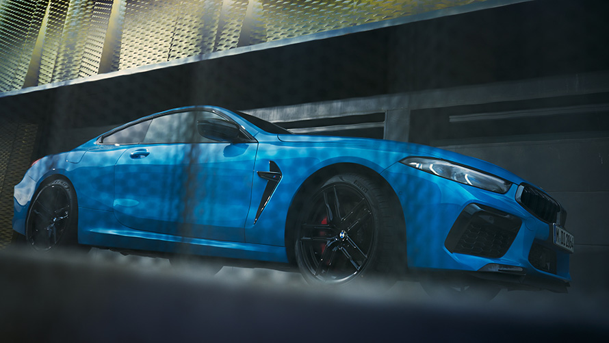 BMW M8 Competition Coupé F92 LCI Facelift 2022 Daytona Beach Blue Uni metallik kolm neljandikku külgvaade, madala nurga võte BMW M8 Competition Coupé F92 LCI Facelift 2022 Daytona Beach Blue Uni metallik kolm neljandikku külgvaade, madala nurga võte